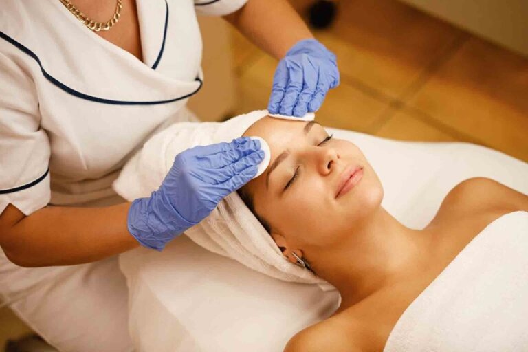 7 Signs It’s Time to Visit a Skin & Hair Clinic in Nagpur Instead of Trying Home Remedies